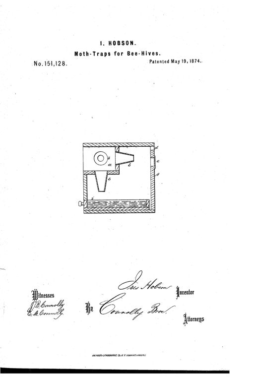A cross-sectional line drawing of a rectangular wooden trap box mounted beside a bee-hive wall, showing a smaller box with a circular decoy tube and conical funnel leading into the main chamber, two labeled holes (d and e) at the back for bee entry and honey odor, and a shallow water-filled drawer at the bottom to drown moths.